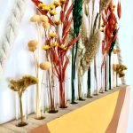 Macetero de madera para colgar con cordon de algodon. Incluye plantas y flores secas.