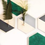 Macetero para pared hexagonal con plantas