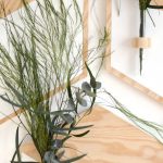 Decoración romántica en blanco y madera con plantas para pared