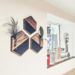 Decoración de pared con madera rústica y envejecida