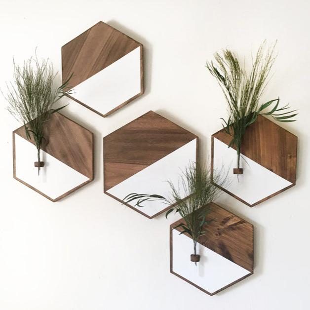 Decoración mural en madera de pino envejecida